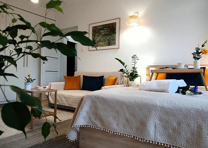 Downtown Elegant & Sunny Apartment Near Metro Central Station