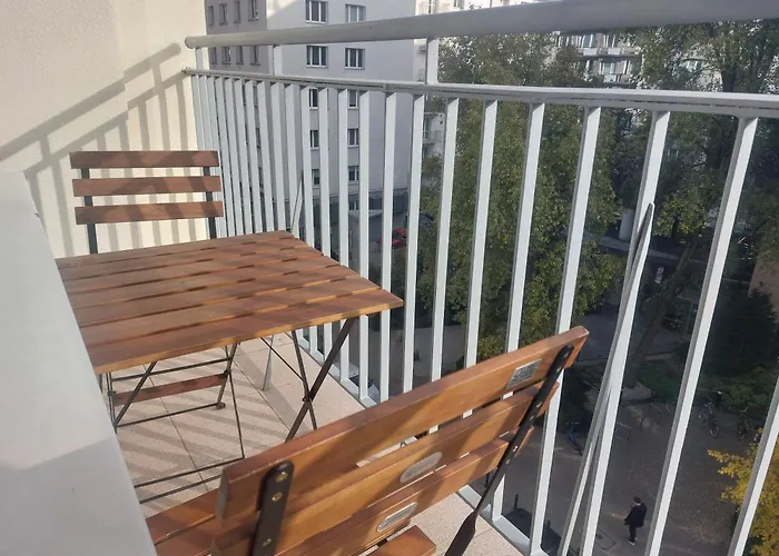 Downtown Elegant & Sunny Apartment Near Metro Central Station